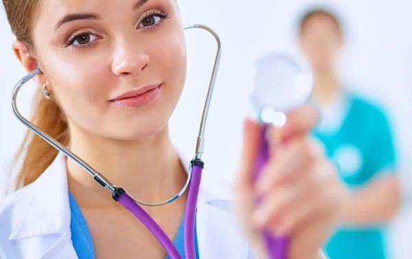 Kvinnlig läkare med stetoskop lyssnar — Stockfoto
