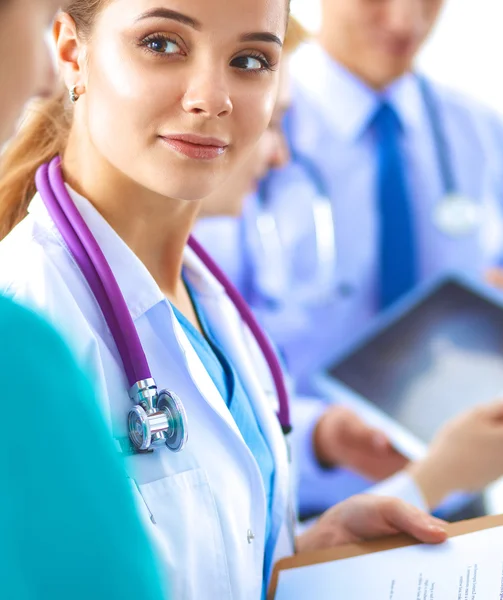 Femme médecin debout avec stéthoscope à l'hôpital — Photo