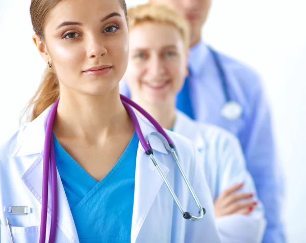 Medico donna in piedi con stetoscopio in ospedale — Foto Stock