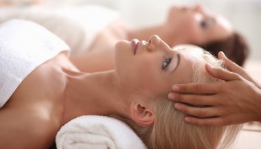 rahatlatıcı ve spa merkezinde zevk iki genç güzel kadın