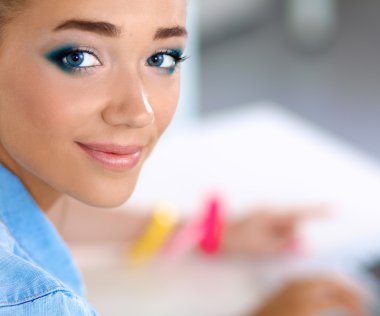 masada oturan ofis, birlikte çalışan iki kadın