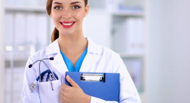 Tıp ekibi modern hastanedeki masada oturuyor.