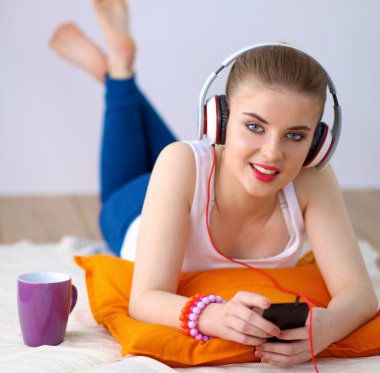 yatan genç kadın kat ve müzik dinlemek