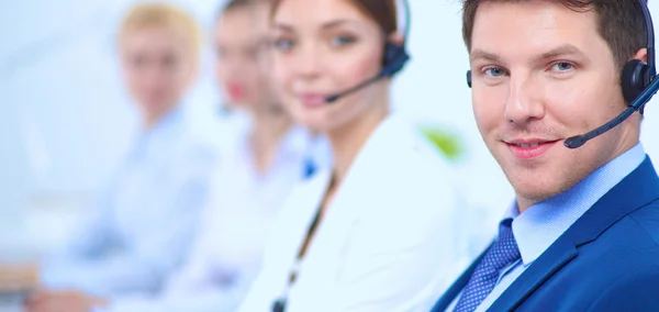 Attraente positivo giovani imprenditori e colleghi in un ufficio call center — Foto Stock