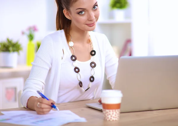 Attraktive Geschäftsfrau sitzt im Büro — Stockfoto