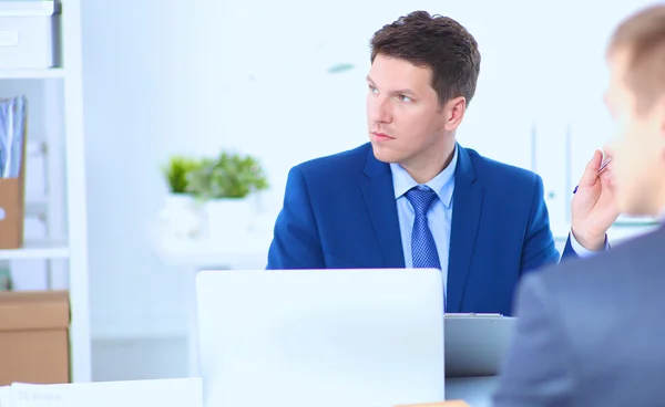 Homme d'affaires ou directeur debout contre son bureau au bureau — Photo