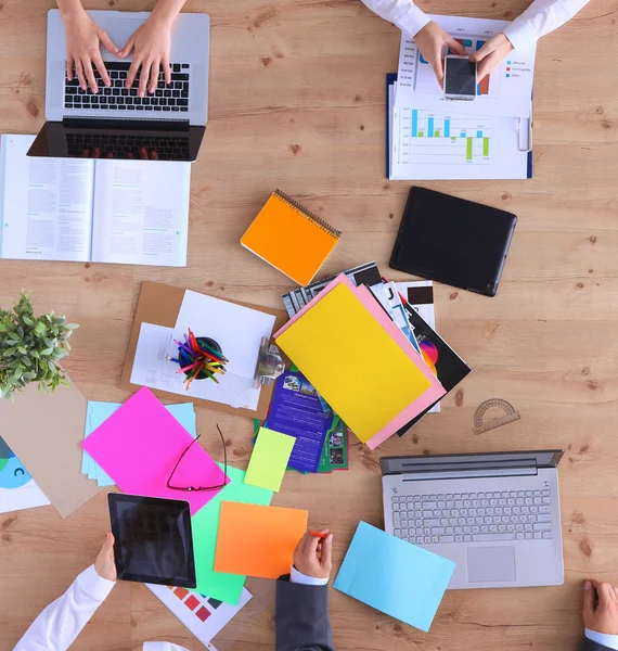 Uomini d'affari che siedono e discutono alla riunione di lavoro, in ufficio — Foto Stock