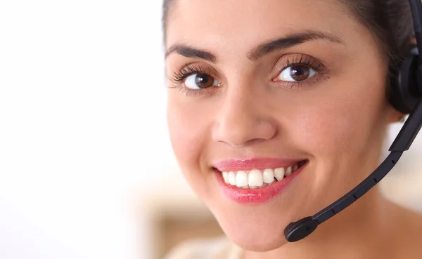 Portret van een mooie zakenvrouw werkend aan haar bureau met headset en laptop — Stockfoto