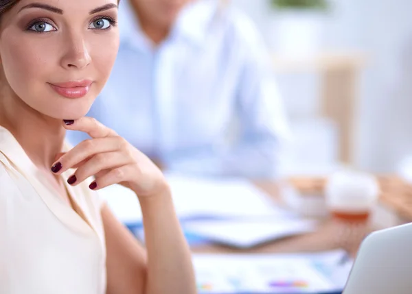 Schöne Geschäftsfrau genießt Kaffee im hellen Büro — Stockfoto