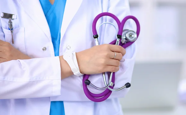 Ärzteteam sitzt in modernem Krankenhaus am Tisch — Stockfoto