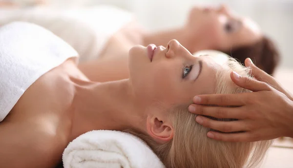 Duas jovens mulheres bonitas relaxando e desfrutando no centro de spa — Fotografia de Stock