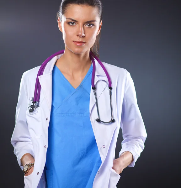 Mujer doctora joven con estetoscopio aislado en gris —  Fotos de Stock