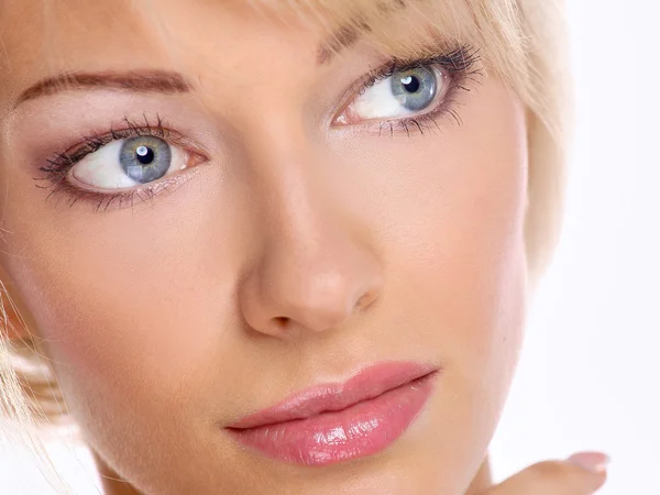 Retrato de cerca de la hermosa cara de mujer joven. Aislado sobre fondo blanco. —  Fotos de Stock