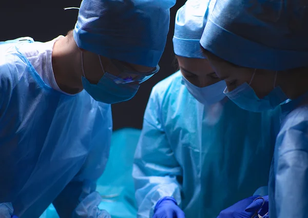Командный хирург за работой в операционной — стоковое фото