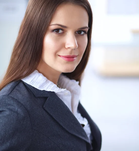 Attraktive Geschäftsfrau sitzt im Büro — Stockfoto