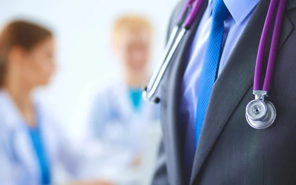 Retrato de un médico de pie en el hospital — Foto de Stock