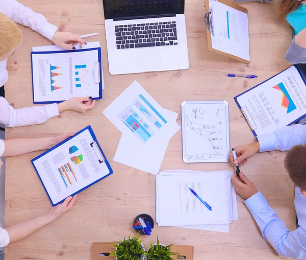 Gente de negocios sentada y discutiendo en reunión de negocios — Foto de Stock