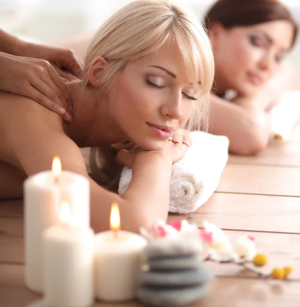 Deux jeunes belles femmes se détendre et profiter au centre de spa — Photo