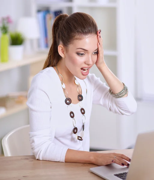 Mujer de negocios estresada sentada en el escritorio —  Fotos de Stock