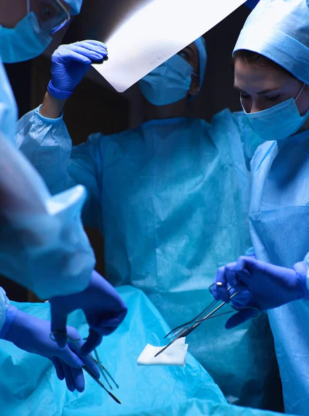 수술중인 팀 외과의사 — 스톡 사진