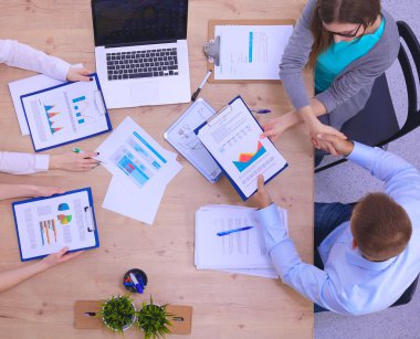 İş adamları iş toplantısında oturup tartışıyor.