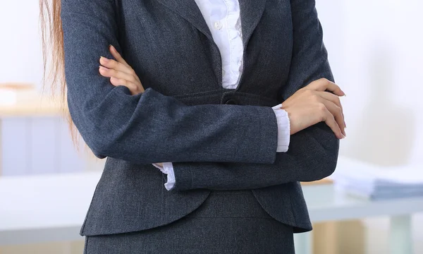 Portrait de femme d'affaires debout avec les bras croisés dans le bureau — Photo