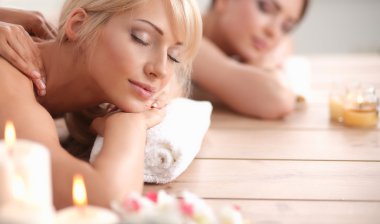 rahatlatıcı ve spa merkezinde zevk iki genç güzel kadın