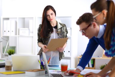 Yeni bir proje üzerinde çalışan genç iş adamları