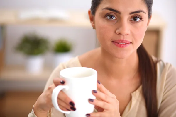 Hermosa mujer de negocios disfrutando del café en la oficina brillante —  Fotos de Stock