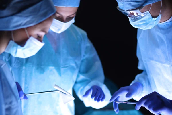 Teamchirurg aan het werk in de operatiekamer. — Stockfoto