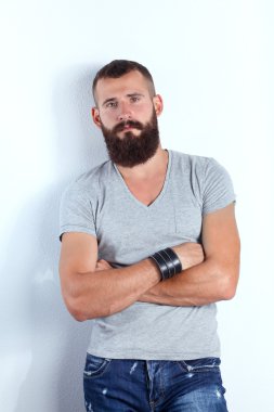 Ayakta, gri arka plan üzerinde izole yakışıklı adam portresi