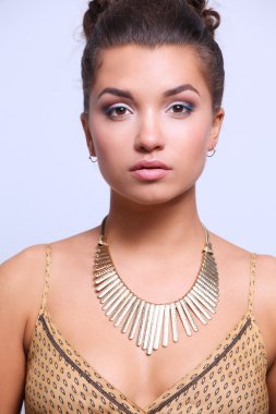 Bizi bekleyen bir bej elbise giyen genç kadın