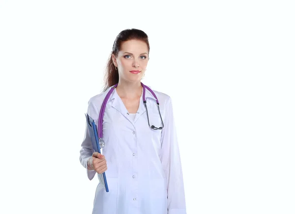 Médico sonriente en uniforme de pie en el hospital — Foto de Stock