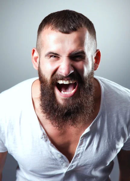 Portret van knappe man staan, geïsoleerd op grijze achtergrond — Stockfoto