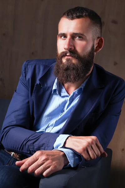 Geschäftsmann auf dem Sofa in der Büro-Lobby, isoliert auf dunklem Hintergrund — Stockfoto