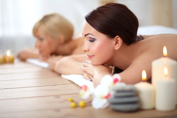 Duas jovens mulheres bonitas relaxando e desfrutando no centro de spa — Fotografia de Stock