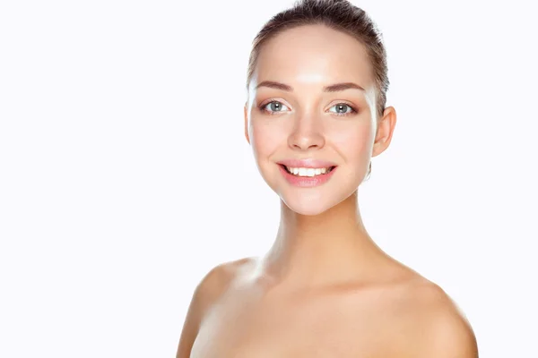 Retrato de cerca de la hermosa cara de mujer joven. Aislado sobre fondo blanco. —  Fotos de Stock