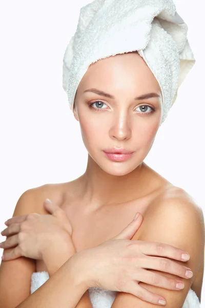 Piękna kobieta z ręcznikiem na głowie na białym tle — Zdjęcie stockowe