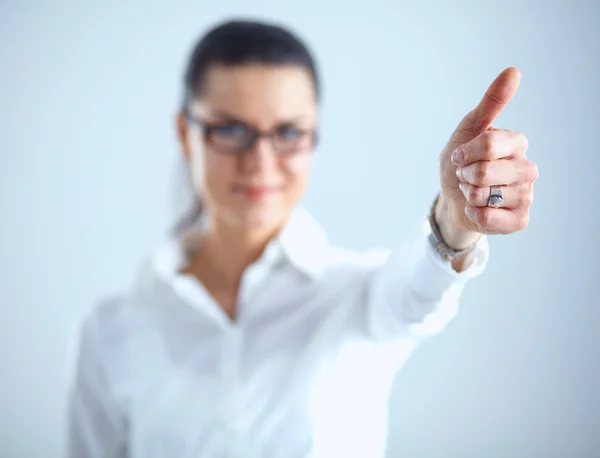 Een jonge vrouw tonen ok, geïsoleerd op witte achtergrond — Stockfoto