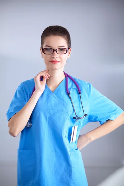 Sorridente medico donna in uniforme in piedi in ospedale — Foto Stock