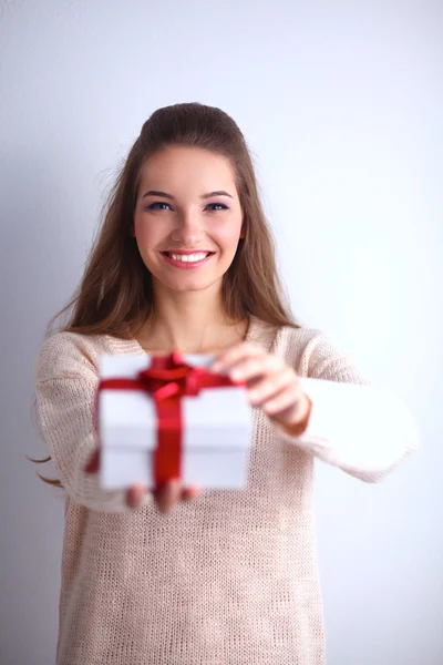 年轻女人幸福的微笑持有手中的礼品盒 — 图库照片
