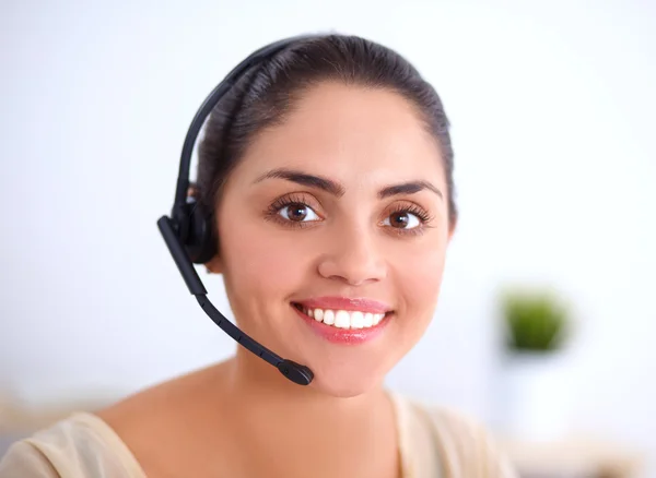 Retrato de primer plano de un agente de servicio al cliente sentado en la oficina — Foto de Stock