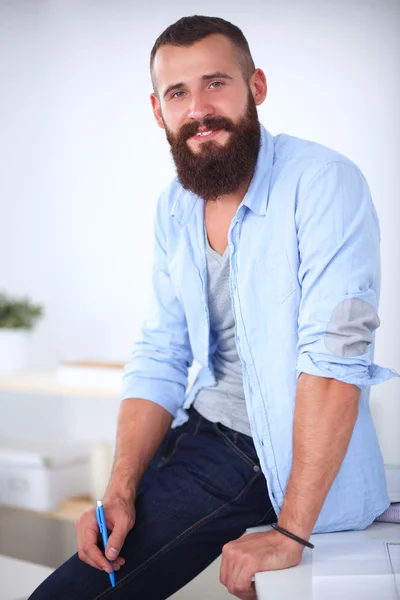 Retrato de diseñador masculino en sombrero con planos en el escritorio — Foto de Stock