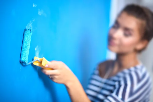 Feliz hermosa joven mujer haciendo pintura de pared — Foto de Stock