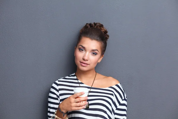 Porträtt av ung kvinna med kopp te eller kaffe — Stockfoto