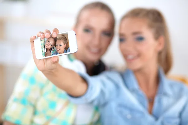 2 人の女の子の自宅の電話で写真を撮る — ストック写真