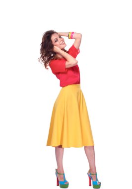 Beyaz arka plan üzerinde izole kırmızı bir ceket giymiş kıvırcık saçlı güzel kadın