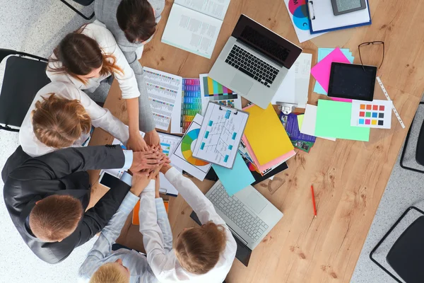 Equipo empresarial con las manos juntas - conceptos de trabajo en equipo —  Fotos de Stock