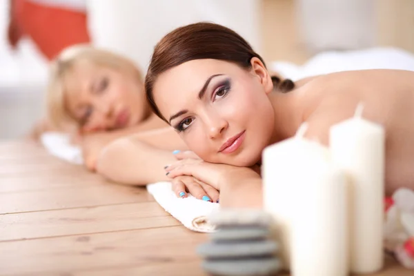 Dos mujeres hermosas jóvenes relajándose y disfrutando en el centro de spa — Foto de Stock