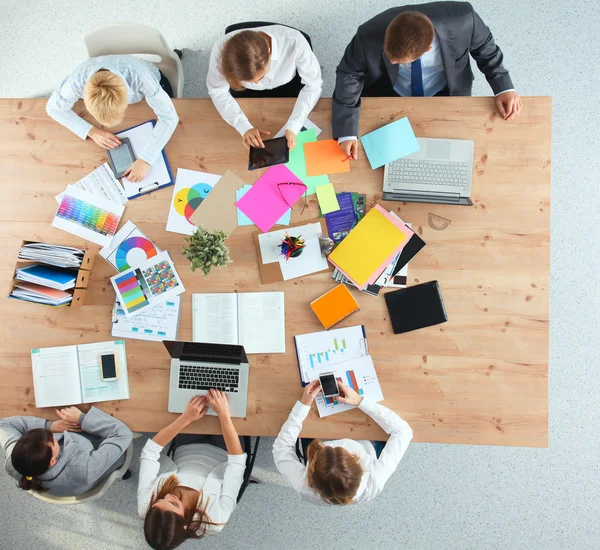 Geschäftsleute sitzen und diskutieren bei Geschäftstreffen, im Büro — Stockfoto